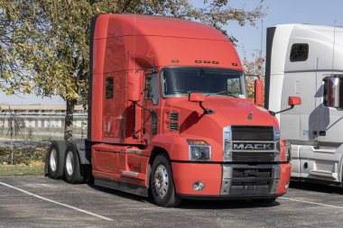 Indianapolis - 2 Kasım 2023 Mack Semi Traktör Traktörü Satılık. Mack Trucks 'ın sahibi Volvo..