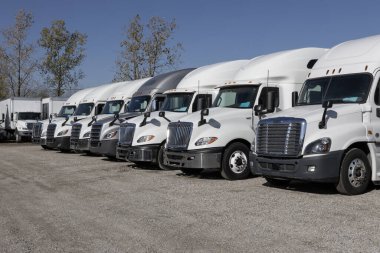 Indianapolis - 2 Kasım 2023: Kullanılmış Freightliner ve International kamyonları satılık. Kamyonun yarı traktörü çok rağbet görüyor..