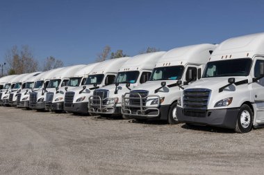 Indianapolis - 2 Kasım 2023: Yük gemisi, Volvo ve Uluslararası Navistar Semi Traktör Kamyonları satışa sunuldu.