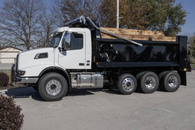 Indianapolis - 2 Kasım 2023 Volvo Semi Çöp Kamyonu Büyük Alet Sergisi. Volvo Trucks tam ulaşım çözümleri sağlıyor.