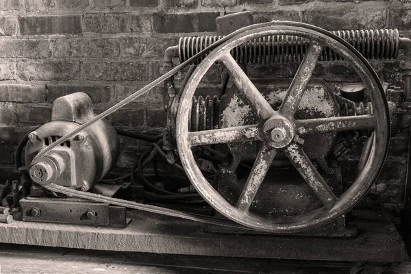 Antique Air Compressor Dengan Nada Sepia Desain Roda Menarik Dengan — Stok Foto