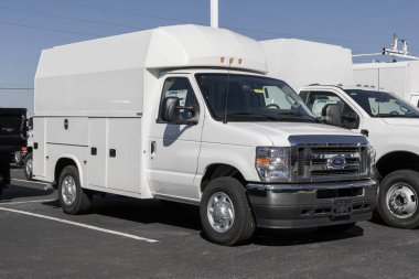 Plainfield - 5 Kasım 2023 Knapheide KUV Kargo Bölgesi ile Ford E-350 Cutaway. Ford E350 7.3L V8 Premium Motor ile standart gelir.