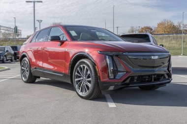 FT Wayne - 7 Kasım 2023 Cadillac LYRIQ EV Elektrikli Araç Sergisi. Cadillac Tech, Luxury ve Sport modellerinde LYRIQ sunar.