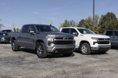 Avon - 5 Kasım 2023 Chevrolet Silverado 1500 bir galeride sergileniyor. Chevy, WT, Trail Boss, LT, RST ve Özel Modeller 'de Silverado sunar..