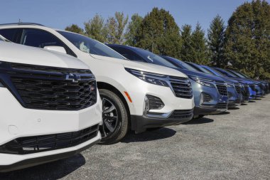 Avon - 5 Kasım 2023 Chevrolet Ekinoks bir galeride sergileniyor. Chevy, LS, LT, RS ve Premier modellerde Ekinoks sunar..