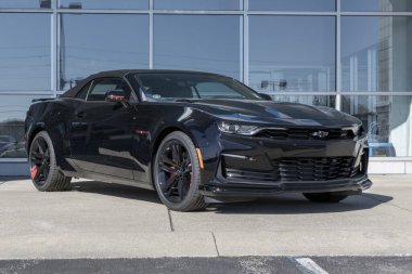 Plainfield - 5 Kasım 2023 Chevrolet Camaro bir galeride sergileniyor. Chevy Camaro 'ya 1LT, 2LT, 3LT, LT1, 1SS, 2SS ve ZL1 modelleri sunar..