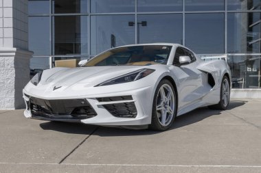 Plainfield - 5 Kasım 2023 Chevrolet C8 Corvette bir galeride sergileniyor. Chevy, Corvette 'i 1LT, 2LT, 3LT ve Z06 modellerinde sunar..
