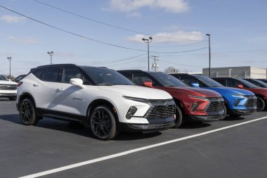 Ft Wayne - 7 Kasım 2023 Chevrolet Blazer bir galeride sergileniyor. Chevy Blazer 'a 2LT, 3LT ve RS modelleri sunar.