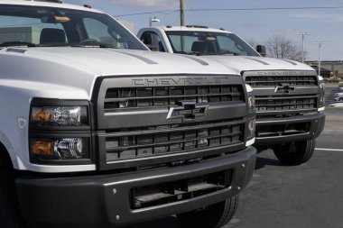 Ft Wayne - 7 Kasım 2023 Chevrolet Silverado 5500 Medium Duty 4WD sergisi. Chevy, Duramax 6.6L Turbo-Diesel V8 motorlu Silverado 5500 'ü sunar..