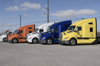 Ft Wayne - 7 Kasım 2023 Kenworth yarı traktör römorku Big Rig Trucks bir galeride sergileniyor. Kenworth 'un sahibi PACCAR.
