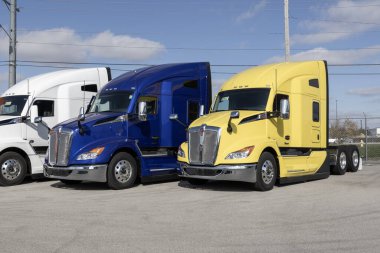 Ft Wayne - 7 Kasım 2023 Kenworth yarı traktör römorku Big Rig Trucks bir galeride sergileniyor. Kenworth 'un sahibi PACCAR.