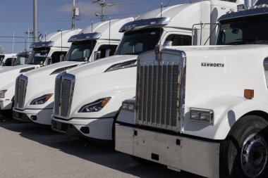 Ft Wayne - 7 Kasım 2023 Kenworth yarı traktör römorku Big Rig Trucks bir galeride sergileniyor. Kenworth 'un sahibi PACCAR.