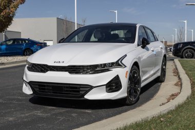 Avon - 5 Kasım 2023: Kia K5 bir galeride sergileniyor. Kia K5 'i LX, LXS, EX, GT ve GT-Line modellerinde sunar..