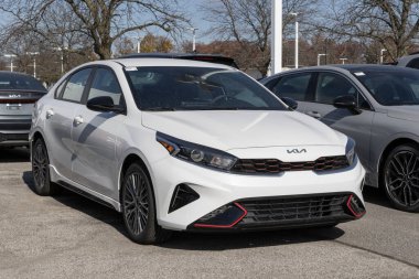 Ft. Wayne - 7 Kasım 2023 Kia Forte sergisi bir galeride. Kia Forte 'yi LX, LXS, GT ve GT-Line modellerinde sunar.