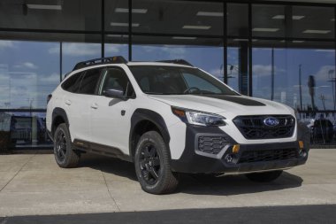 Ft Wayne - 7 Kasım 2023 Subaru Outback bir galeride sergileniyor. Subaru Outback in Base, Premium, Onyx ve Limited modellerini sunar..