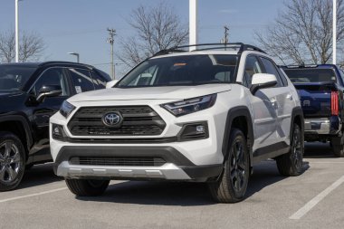 Avon - 5 Kasım 2023: Toyota RAV4 bir galeride sergileniyor. Toyota RAV4 'ü LE, XLE, Adventure and Limited modellerinde sunar..