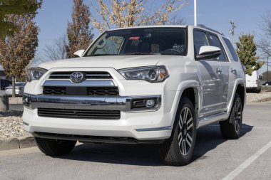 Avon - 5 Kasım 2023: Toyota 4Runner bir galeride sergileniyor. Toyota 4Runner 'ı SR5, TRD, TRD Pro ve Limited modellerinde sunar.
