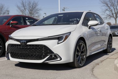Avon - 5 Kasım 2023: Toyota Corolla Hatchback bir galeride sergileniyor. Toyota, Corolla 'ya LE, SE, İtüzümü, XSE modelleri sunar..