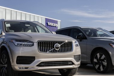 Ft. Wayne - 7 Kasım 2023 Volvo XC90 bir galeride sergileniyor. Volvo Core, Plus ve Ultimate modeller XC90 sunar.