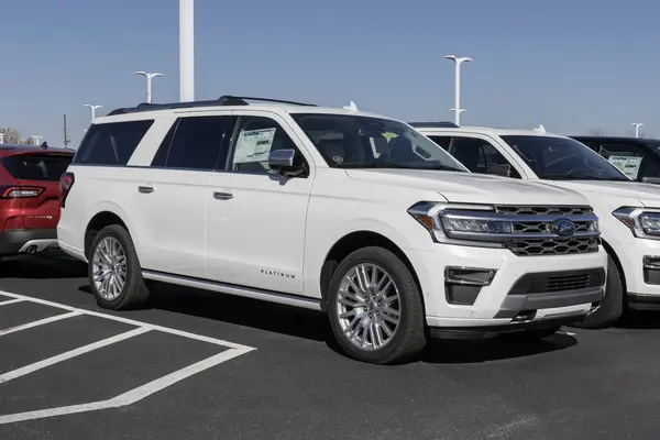 Plainfield - 5 Kasım 2023: Ford Expedition Platinum 4X4 ekran. Ford Seferi XL, XLT, Limited, Timberline ve King Ranch modelleriyle sunar..