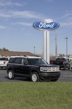 Logansport - 11 Kasım 2023: Ford Bronco bir galeride sergileniyor. Ford Bronco 'ya Heritage, Big Bend, Outer Banks ve Badlands modelleri sunar..