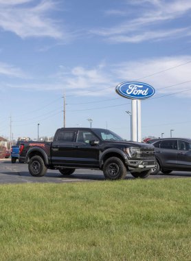 Logansport - 11 Kasım 2023 Ford F-150 bir galeride sergileniyor. Ford F150 XL, XLT, Lariat, King Ranch, Platinum ve Limited modellerinde mevcuttur..