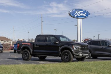 Logansport - 11 Kasım 2023 Ford F-150 bir galeride sergileniyor. Ford F150 XL, XLT, Lariat, King Ranch, Platinum ve Limited modellerinde mevcuttur..