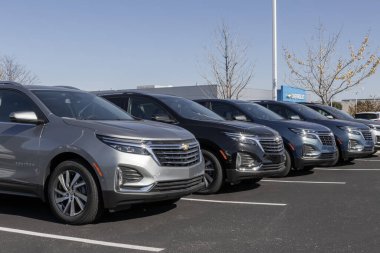 Indianapolis - 12 Kasım 2023 Chevrolet Ekinoks bir galeride sergileniyor. Chevy, LS, LT, RS ve Premier modellerde Ekinoks sunar..
