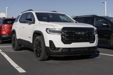 Kokomo - 12 Kasım 2023: GMC Acadia SUV bir galeride sergileniyor. GMC Acadia 'ya SLE, SLT, AT4 ve Denali modelleri sunar..