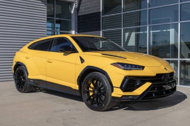 Indianapolis - 12 Kasım 2023 Lamborghini Urus S SUV bir galeride sergileniyor. Lamborghini Urus 'u S ve Performante modelleriyle sunar.