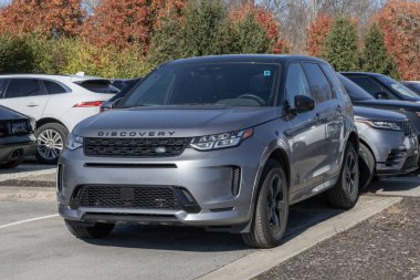 Indianapolis - 12 Kasım 2023: Land Rover Discovery bir galeride sergileniyor. Land Rover Discovery 'yi P300 S ve P360 S modellerinde sunar..