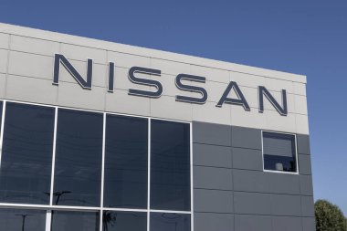 Indianapolis - 12 Kasım 2023 Nissan Car, SUV ve kamyonet satıcısı. Nissan, Sentra, Altima ve Versa 'yı üretir..