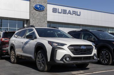 Indianapolis - 12 Kasım 2023: Subaru Outback bir galeride sergileniyor. Subaru Outback in Base, Premium, Onyx ve Limited modellerini sunar..