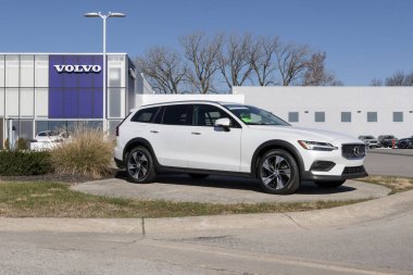 Indianapolis - 12 Kasım 2023: Kullanılmış Volvo V60 Cross Country T5 sergisi. Arz sorunlarıyla, Volvo talebi karşılamak için kontörlü araba alıp satıyor..