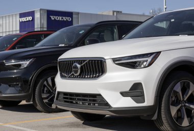 Indianapolis - 12 Kasım 2023 Volvo XC40 hafif melez sergisi bir galeride. Volvo Core, Plus ve Ultimate modeller XC40 sunar.