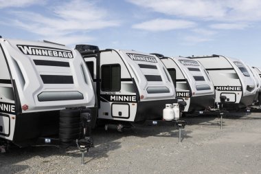 Bunker Hill - 11 Kasım 2023 Winnebago Minnie ve Micro Minnie Fifth Wheel RV. Winnebago karavan, 5. Tekerlekli karavan ve karavan üretiyor..