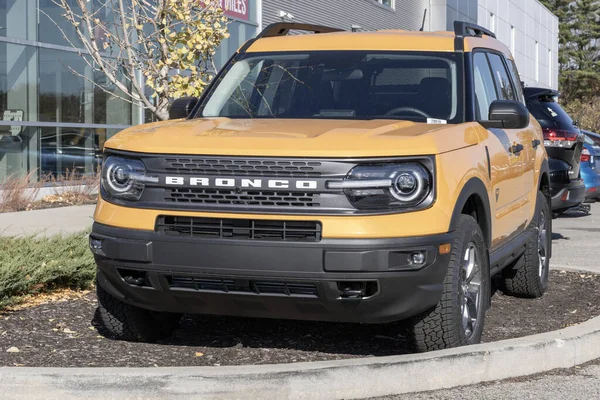 Indianapolis - 12 Kasım 2023: Ford Bronco bir galeride sergileniyor. Ford Bronco 'ya Heritage, Big Bend, Outer Banks ve Badlands modelleri sunar..
