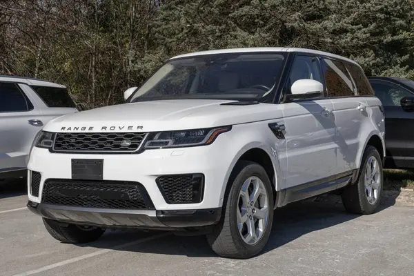 Indianapolis - 12 Kasım 2023: Land Rover Range Sport bir galeride sergileniyor. Land Rover, Hybrid ve PHEV modellerinde Range Rover Sport sunar.