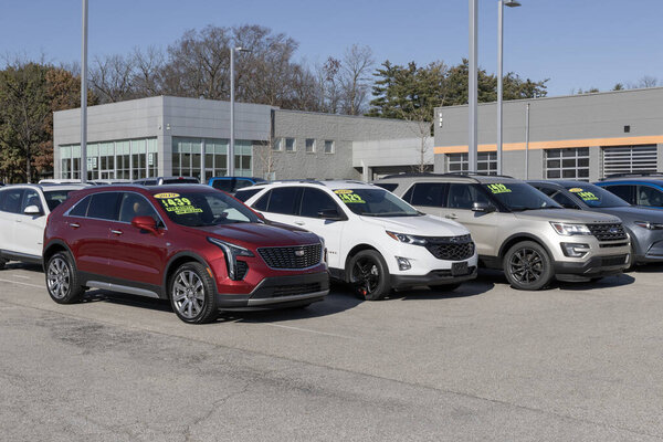 Индиана - 12 ноября 2023 года: показ подержанных автомобилей в дилерском центре. При проблемах с предложением подержанные и подержанные автомобили пользуются большим спросом.