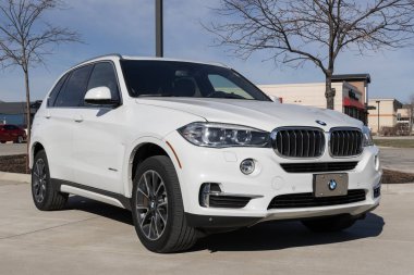 Lafayette - 16 Kasım 2023: Bir galeride BMW X5 xDrive35i kullanıldı. Arz sorunlarıyla, BMW talebi karşılamak için kontörlü araba alıp satıyor.