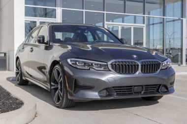 Lafayette - 16 Kasım 2023: BMW 330i Sedan bir galeride sergileniyor. BMW 330i 'yi sedan ya da xDrive Sedan olarak sunar.