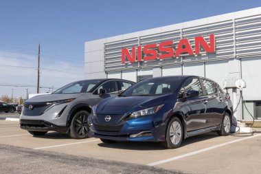 Lafayette - 16 Kasım 2023: Nissan Leaf ve Ariya EV Electric Vehicles sergisi. Nissan, Leaf ve Ariya 'ya büyüyen bir EV otomobil portföyünün parçalarını sunuyor.
