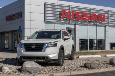 Lafayette - 16 Kasım 2023 Nissan Pathfinder bir galeride sergileniyor. Nissan Pathfinder 'ı S, SV, SL ve Platinum modellerinde sunar..