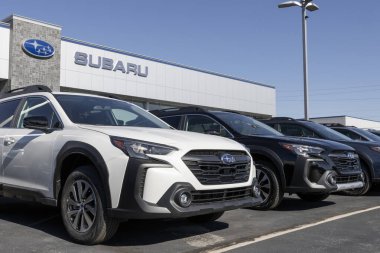 Indianapolis - 12 Kasım 2023: Subaru Outback bir galeride sergileniyor. Subaru Outback in Base, Premium, Onyx ve Limited modellerini sunar..