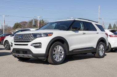 Indianapolis - 19 Kasım 2023: Ford Explorer bir galeride sergileniyor. Ford Explorer 'ı tabanda, XLT, Limited, ST, King Ranch ve Platinum modellerinde sunar..