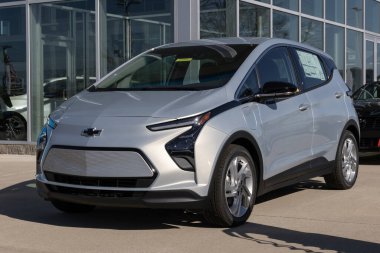 Indianapolis - 19 Kasım 2023 Chevrolet Bolt EV elektrikli araç görüntüleme. Chevy, 2023 model yılından sonra mevcut Bolt EV ve EUV 'yi durduruyor..