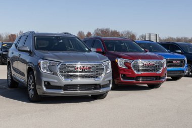 Indianapolis - 19 Kasım 2023: GMC arazi aracı galeride sergileniyor. GMC SLE, SLT, AT4 ve Denali modellerinde Arazi sunar.