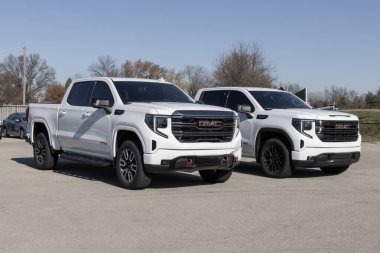 Indianapolis - 19 Kasım 2023: GMC Sierra 1500 AT4 ve Yükseklik bir galeride sergileniyor. GMC Sierra 'ya HD, HD Pro ve Denali modelleri sunar.