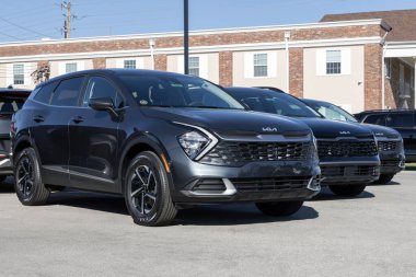 Indianapolis - 19 Kasım 2023: Kia Sportage bir galeride sergileniyor. Kia sporu LX, EX, X-Line, SX, Prestige ve Pro modellerinde sunar..