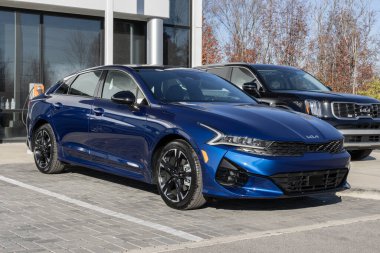 Indianapolis - 19 Kasım 2023: Kia K5 bir galeride sergileniyor. Kia K5 'i LX, LXS, EX, GT ve GT-Line modellerinde sunar..